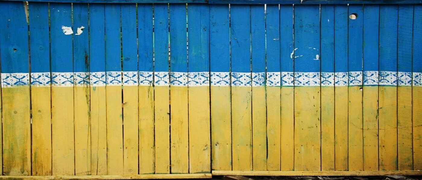Blue and yellow fence representing the Ukraine flag